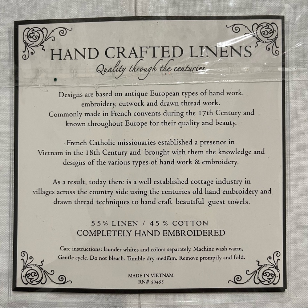 Christmas Poinsetta Guest Towels Set Of 2 Linen Blend 14” x 20” Embroidered NIP - Picture 5 of 7